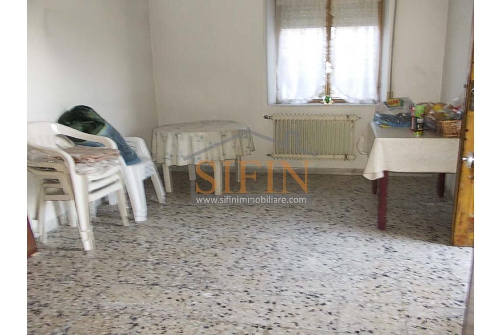 Casa con Terreno - Grottaminarda, via Fontanelle (SS91) in prima periferia, proponiamo in vendita fabbricato di mq. 145,00 oltre veranda di mq. 12,00 e balcone (portico) di mq. 11,00 con mq. 4.300,00 di terreno edificabile.