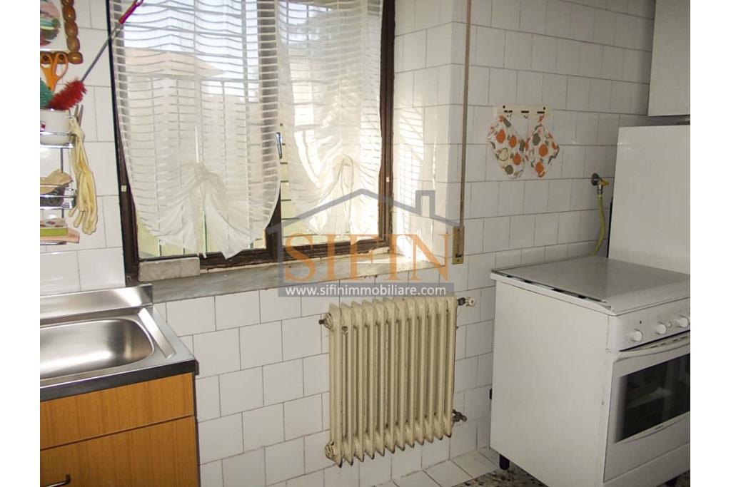 Casa con Terreno - Grottaminarda, via Fontanelle (SS91) in prima periferia, proponiamo in vendita fabbricato di mq. 145,00 oltre veranda di mq. 12,00 e balcone (portico) di mq. 11,00 con mq. 4.300,00 di terreno edificabile.