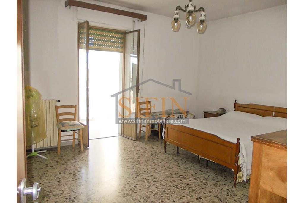 Casa con Terreno - Grottaminarda, via Fontanelle (SS91) in prima periferia, proponiamo in vendita fabbricato di mq. 145,00 oltre veranda di mq. 12,00 e balcone (portico) di mq. 11,00 con mq. 4.300,00 di terreno edificabile.