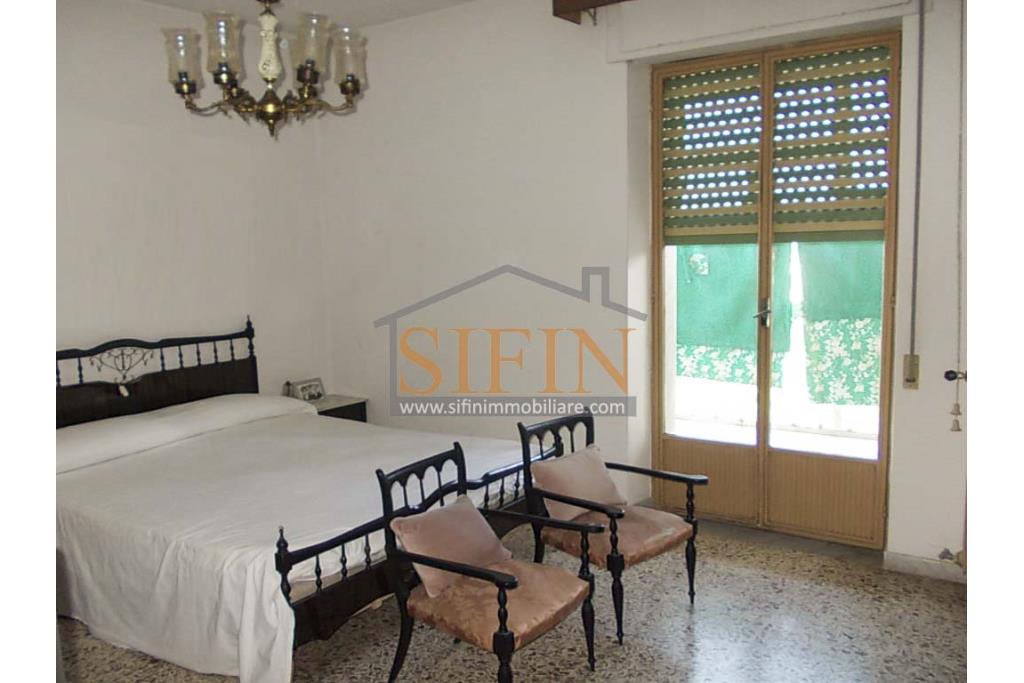 Casa con Terreno - Grottaminarda, via Fontanelle (SS91) in prima periferia, proponiamo in vendita fabbricato di mq. 145,00 oltre veranda di mq. 12,00 e balcone (portico) di mq. 11,00 con mq. 4.300,00 di terreno edificabile.