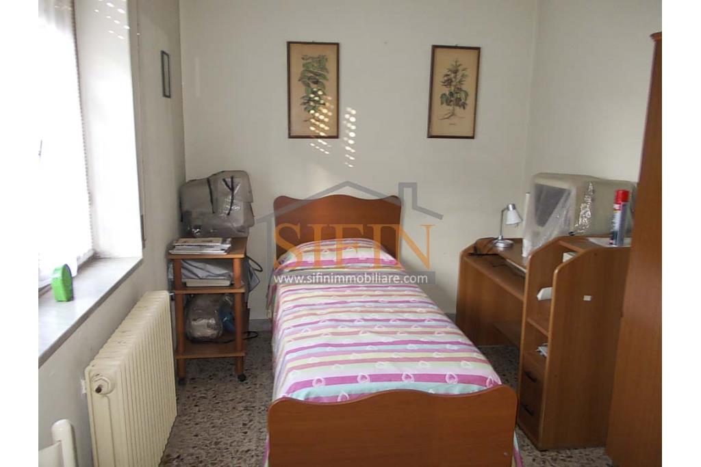 Casa con Terreno - Grottaminarda, via Fontanelle (SS91) in prima periferia, proponiamo in vendita fabbricato di mq. 145,00 oltre veranda di mq. 12,00 e balcone (portico) di mq. 11,00 con mq. 4.300,00 di terreno edificabile.