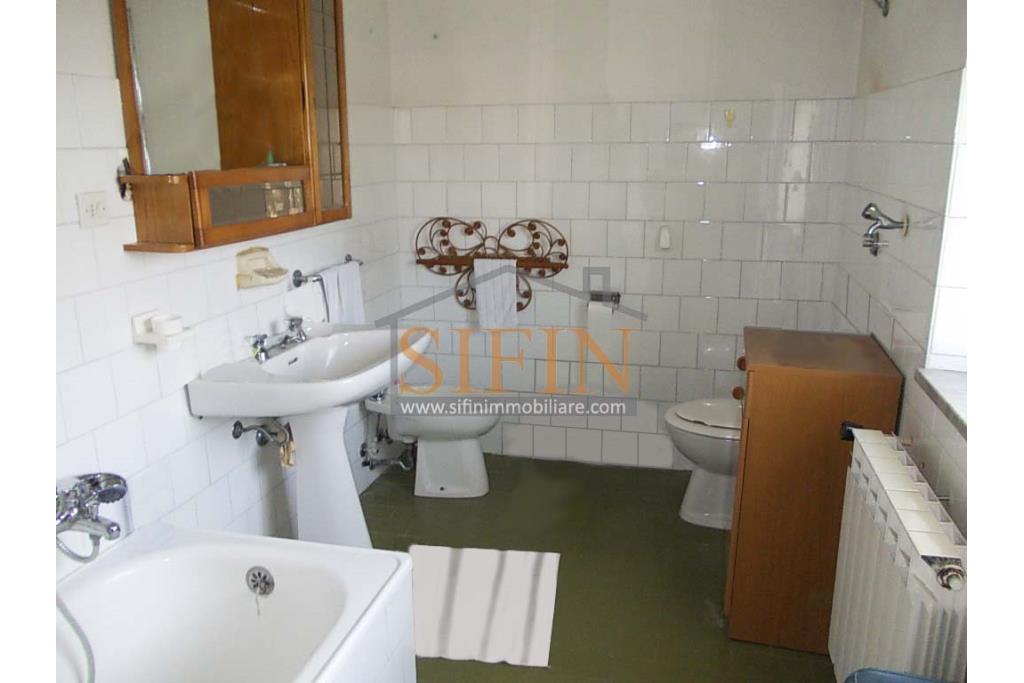 Casa con Terreno - Grottaminarda, via Fontanelle (SS91) in prima periferia, proponiamo in vendita fabbricato di mq. 145,00 oltre veranda di mq. 12,00 e balcone (portico) di mq. 11,00 con mq. 4.300,00 di terreno edificabile.