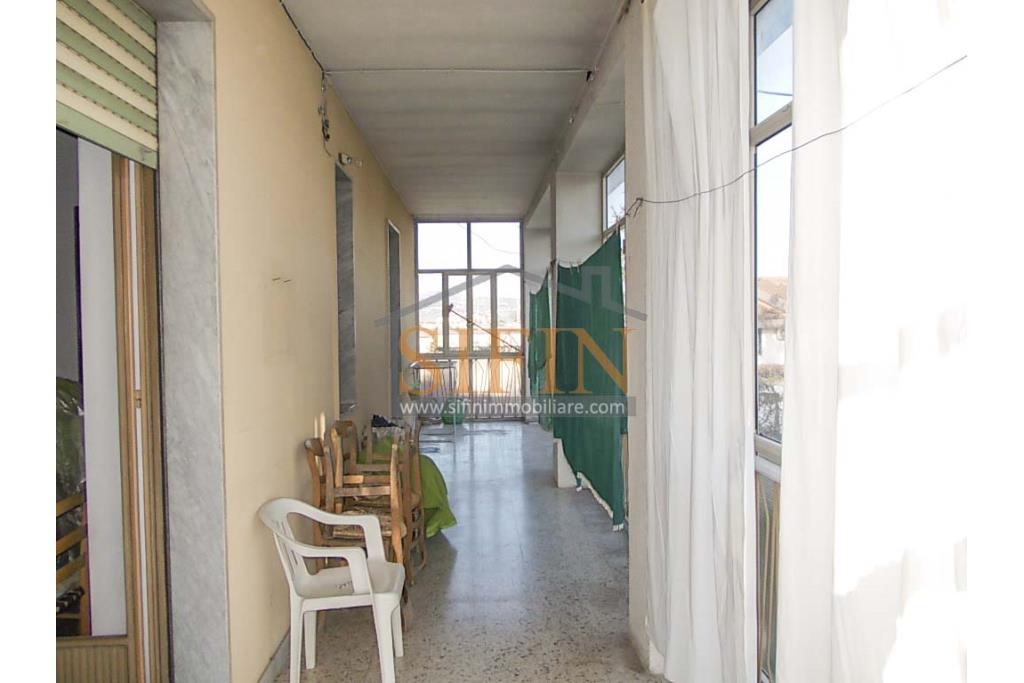 Casa con Terreno - Grottaminarda, via Fontanelle (SS91) in prima periferia, proponiamo in vendita fabbricato di mq. 145,00 oltre veranda di mq. 12,00 e balcone (portico) di mq. 11,00 con mq. 4.300,00 di terreno edificabile.