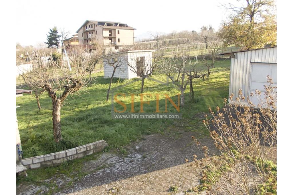 Casa con Terreno - Grottaminarda, via Fontanelle (SS91) in prima periferia, proponiamo in vendita fabbricato di mq. 145,00 oltre veranda di mq. 12,00 e balcone (portico) di mq. 11,00 con mq. 4.300,00 di terreno edificabile.