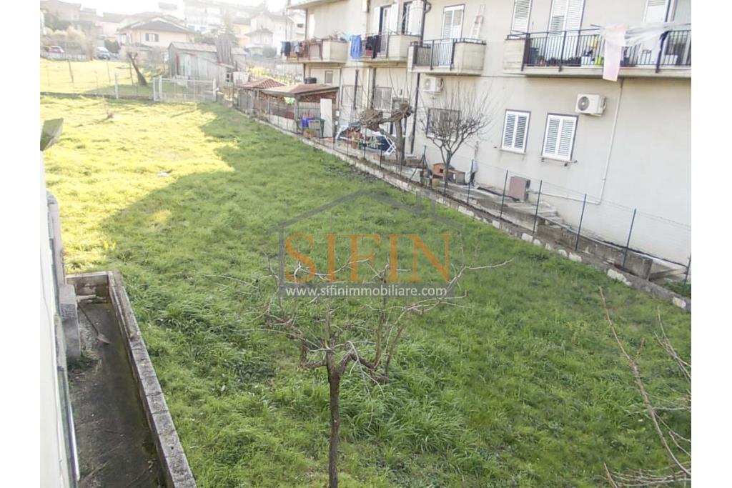 Casa con Terreno - Grottaminarda, via Fontanelle (SS91) in prima periferia, proponiamo in vendita fabbricato di mq. 145,00 oltre veranda di mq. 12,00 e balcone (portico) di mq. 11,00 con mq. 4.300,00 di terreno edificabile.