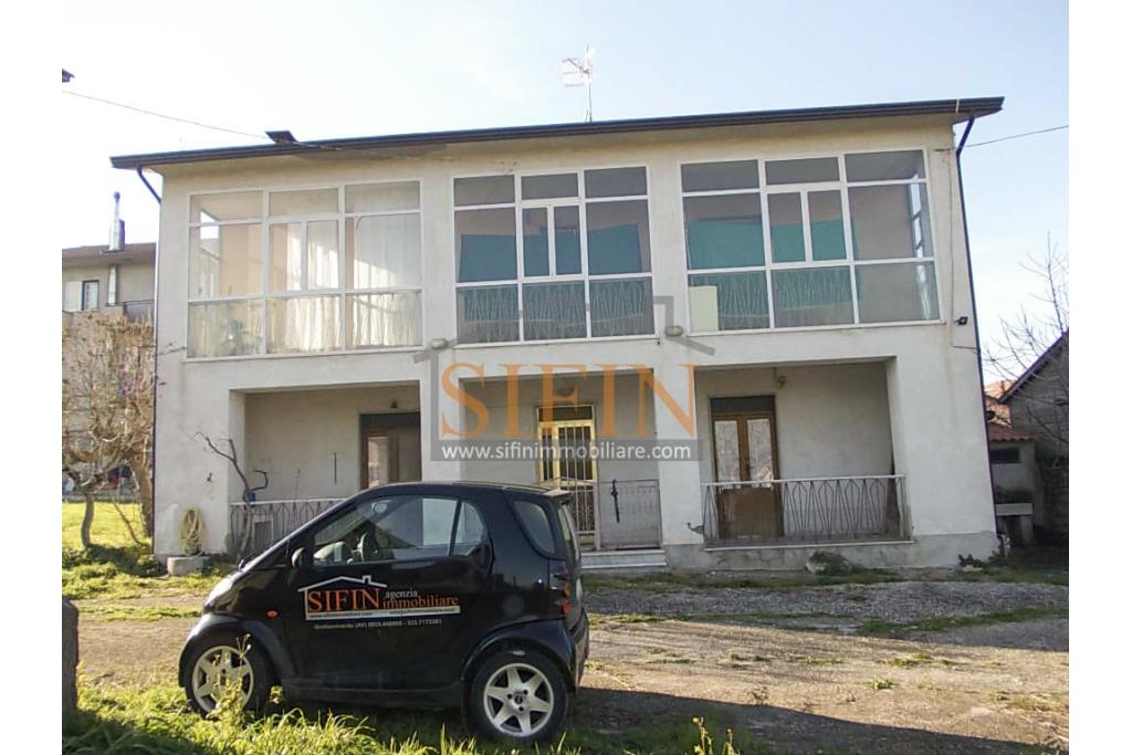Casa con Terreno - Grottaminarda, via Fontanelle (SS91) in prima periferia, proponiamo in vendita fabbricato di mq. 145,00 oltre veranda di mq. 12,00 e balcone (portico) di mq. 11,00 con mq. 4.300,00 di terreno edificabile.