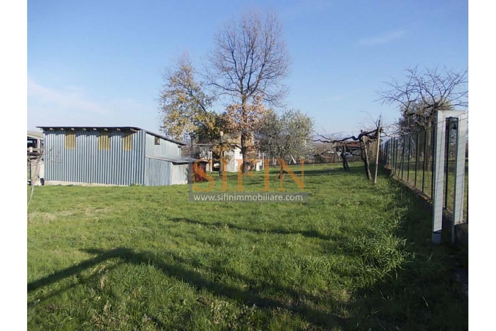 Casa con Terreno - Grottaminarda, via Fontanelle (SS91) in prima periferia, proponiamo in vendita fabbricato di mq. 145,00 oltre veranda di mq. 12,00 e balcone (portico) di mq. 11,00 con mq. 4.300,00 di terreno edificabile.
