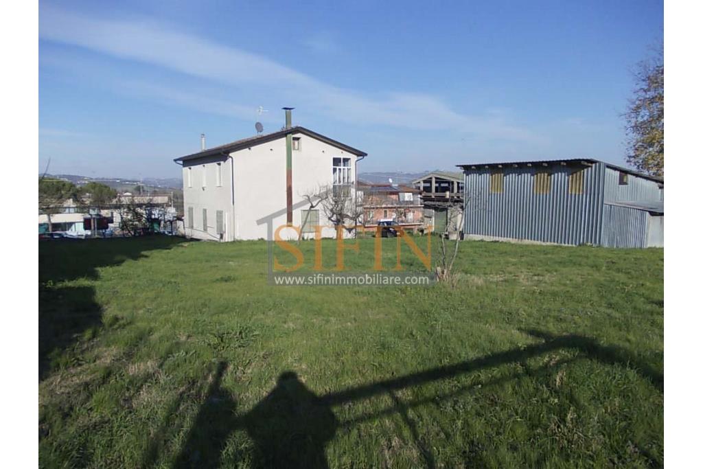 Casa con Terreno - Grottaminarda, via Fontanelle (SS91) in prima periferia, proponiamo in vendita fabbricato di mq. 145,00 oltre veranda di mq. 12,00 e balcone (portico) di mq. 11,00 con mq. 4.300,00 di terreno edificabile.