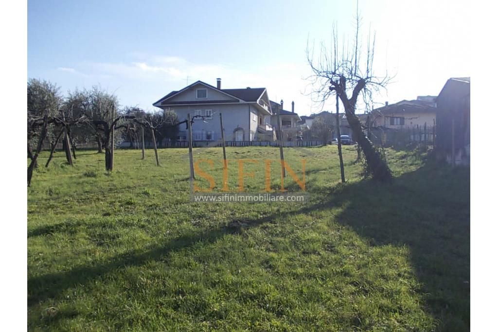 Casa con Terreno - Grottaminarda, via Fontanelle (SS91) in prima periferia, proponiamo in vendita fabbricato di mq. 145,00 oltre veranda di mq. 12,00 e balcone (portico) di mq. 11,00 con mq. 4.300,00 di terreno edificabile.