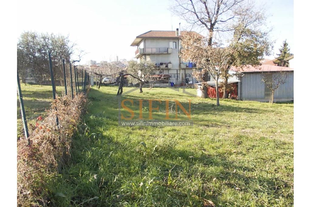 Casa con Terreno - Grottaminarda, via Fontanelle (SS91) in prima periferia, proponiamo in vendita fabbricato di mq. 145,00 oltre veranda di mq. 12,00 e balcone (portico) di mq. 11,00 con mq. 4.300,00 di terreno edificabile.