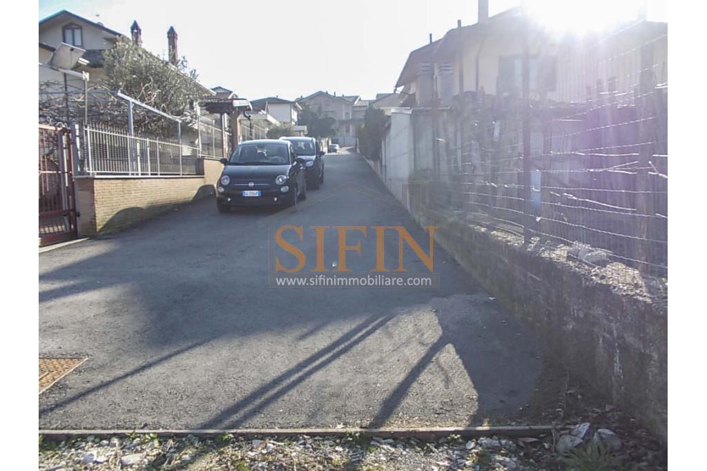 Casa con Terreno - Grottaminarda, via Fontanelle (SS91) in prima periferia, proponiamo in vendita fabbricato di mq. 145,00 oltre veranda di mq. 12,00 e balcone (portico) di mq. 11,00 con mq. 4.300,00 di terreno edificabile.