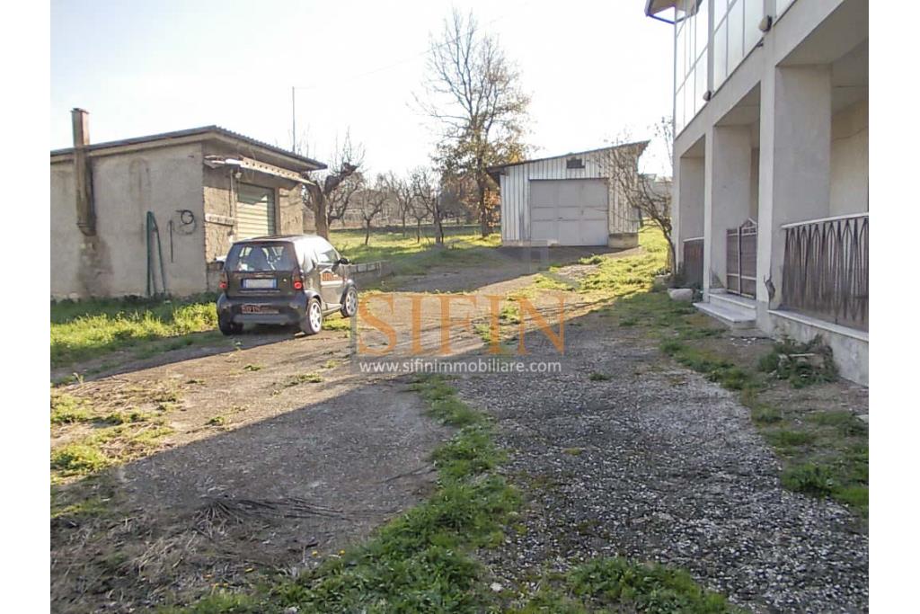 Casa con Terreno - Grottaminarda, via Fontanelle (SS91) in prima periferia, proponiamo in vendita fabbricato di mq. 145,00 oltre veranda di mq. 12,00 e balcone (portico) di mq. 11,00 con mq. 4.300,00 di terreno edificabile.