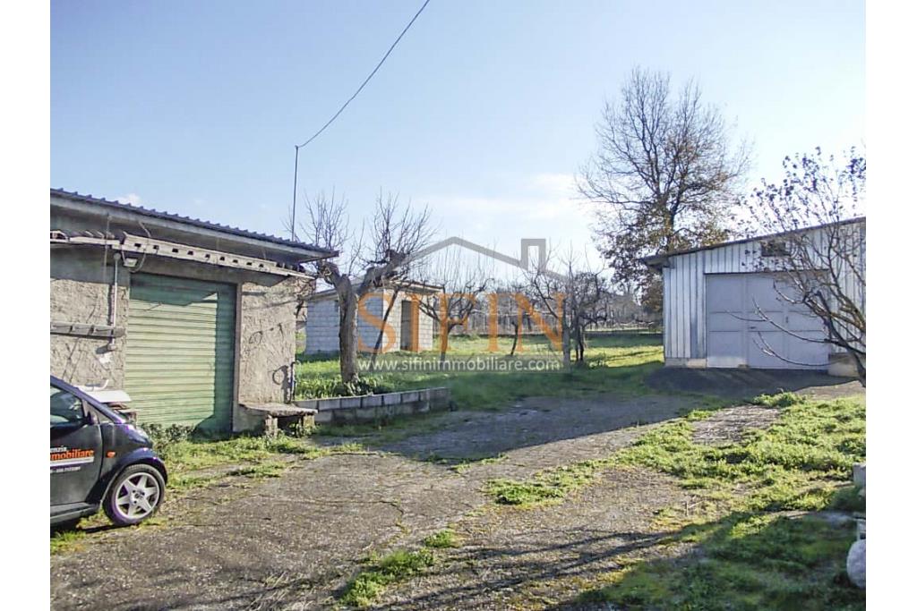 Casa con Terreno - Grottaminarda, via Fontanelle (SS91) in prima periferia, proponiamo in vendita fabbricato di mq. 145,00 oltre veranda di mq. 12,00 e balcone (portico) di mq. 11,00 con mq. 4.300,00 di terreno edificabile.