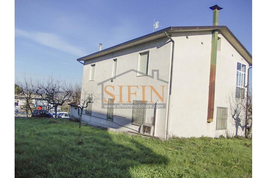 Casa con Terreno - Grottaminarda, via Fontanelle (SS91) in prima periferia, proponiamo in vendita fabbricato di mq. 145,00 oltre veranda di mq. 12,00 e balcone (portico) di mq. 11,00 con mq. 4.300,00 di terreno edificabile.