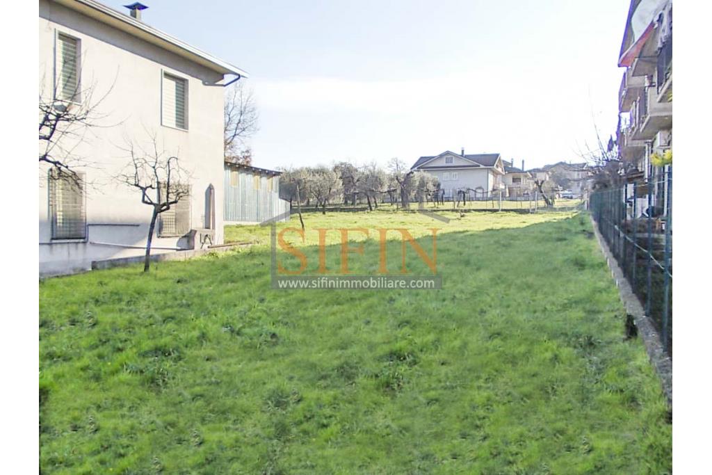 Casa con Terreno - Grottaminarda, via Fontanelle (SS91) in prima periferia, proponiamo in vendita fabbricato di mq. 145,00 oltre veranda di mq. 12,00 e balcone (portico) di mq. 11,00 con mq. 4.300,00 di terreno edificabile.