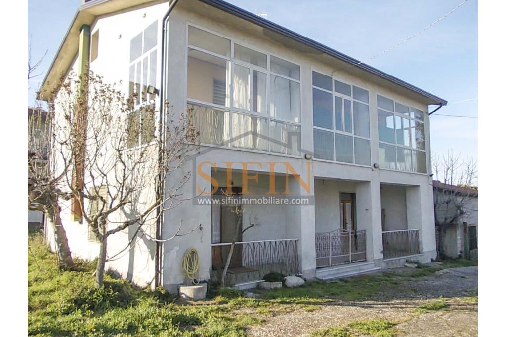 Casa con Terreno - Grottaminarda, via Fontanelle (SS91) in prima periferia, proponiamo in vendita fabbricato di mq. 145,00 oltre veranda di mq. 12,00 e balcone (portico) di mq. 11,00 con mq. 4.300,00 di terreno edificabile.