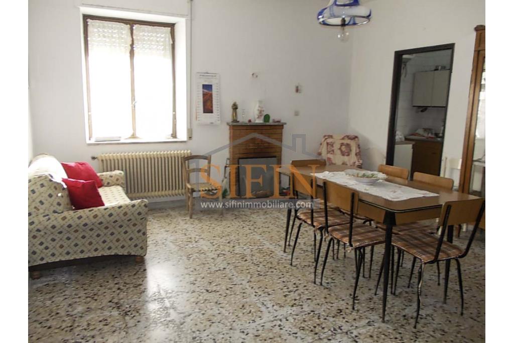 Casa con Terreno - Grottaminarda, via Fontanelle (SS91) in prima periferia, proponiamo in vendita fabbricato di mq. 145,00 oltre veranda di mq. 12,00 e balcone (portico) di mq. 11,00 con mq. 4.300,00 di terreno edificabile.