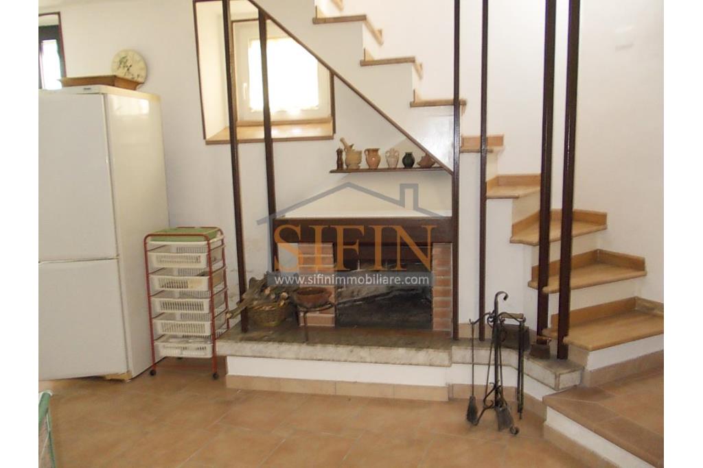 Casa singola - San Nicola Baronia (AV) in zona centrale, ma riservata, proponiamo in vendita graziosa casetta di mq. 120,00 ca. disposta su due livelli