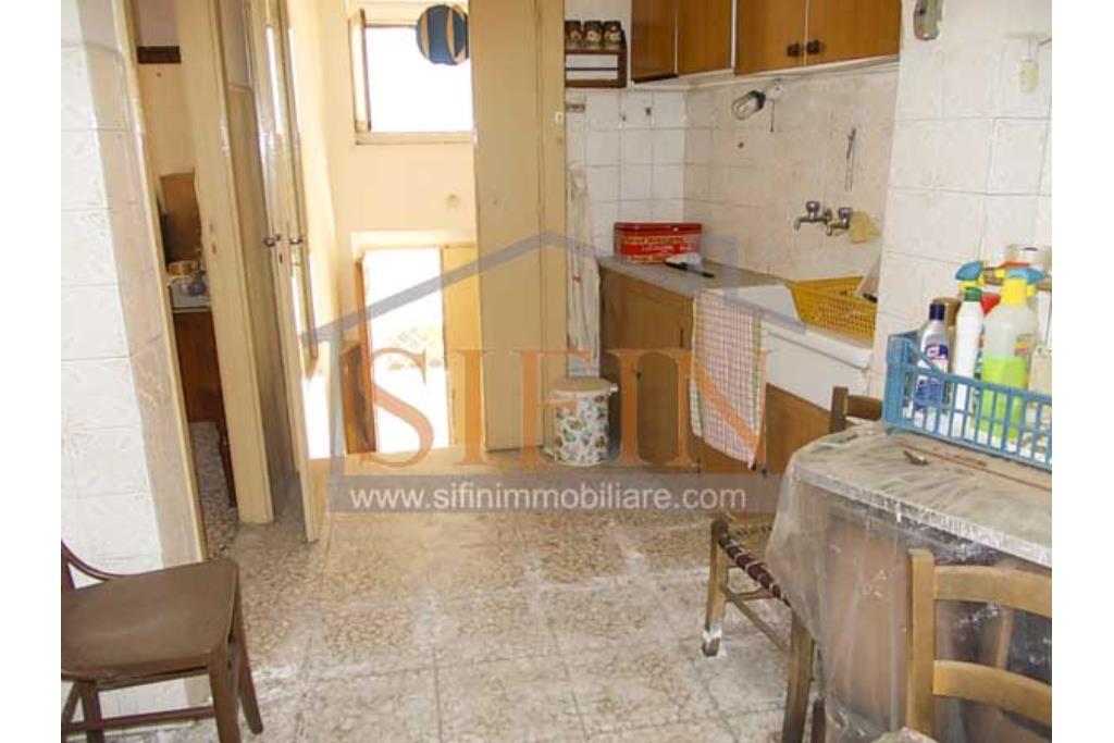 Casa Singola Centro Storico - Casa indipendente nel centro storico composta da tre vani e cantina