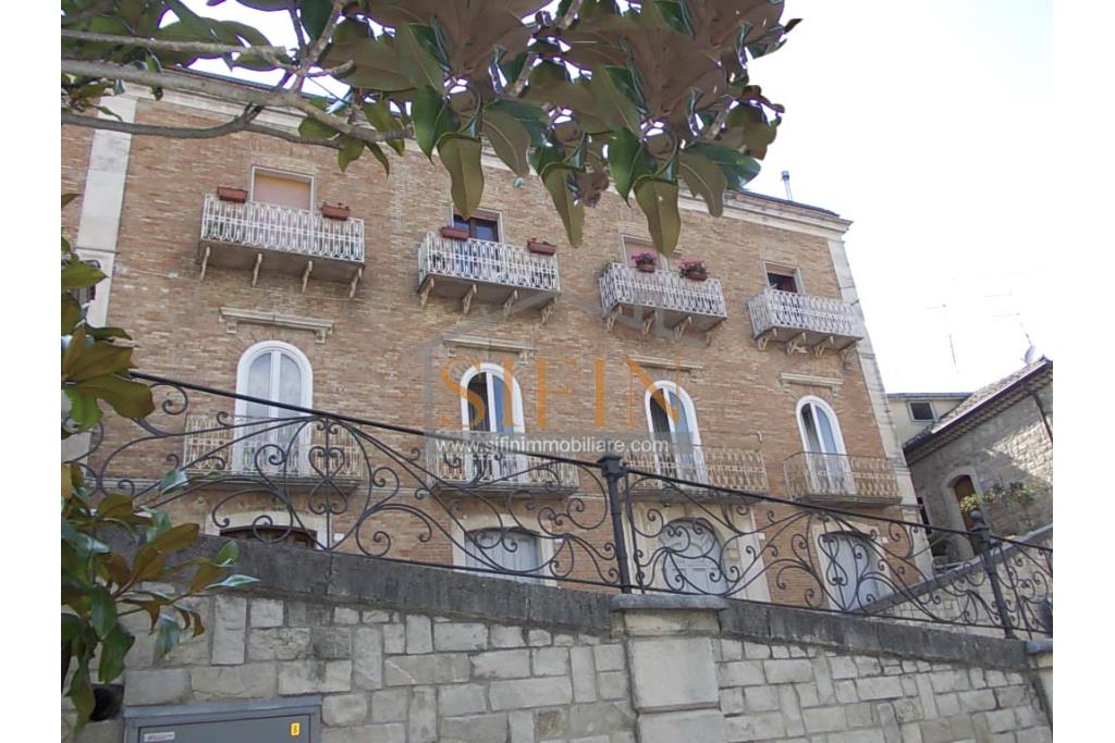 Appartamento storico - appartamento in vendita a Savignano Irpino sulla centralissima Piazza Umberto I