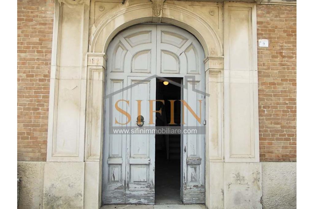 Appartamento storico - appartamento in vendita a Savignano Irpino sulla centralissima Piazza Umberto I