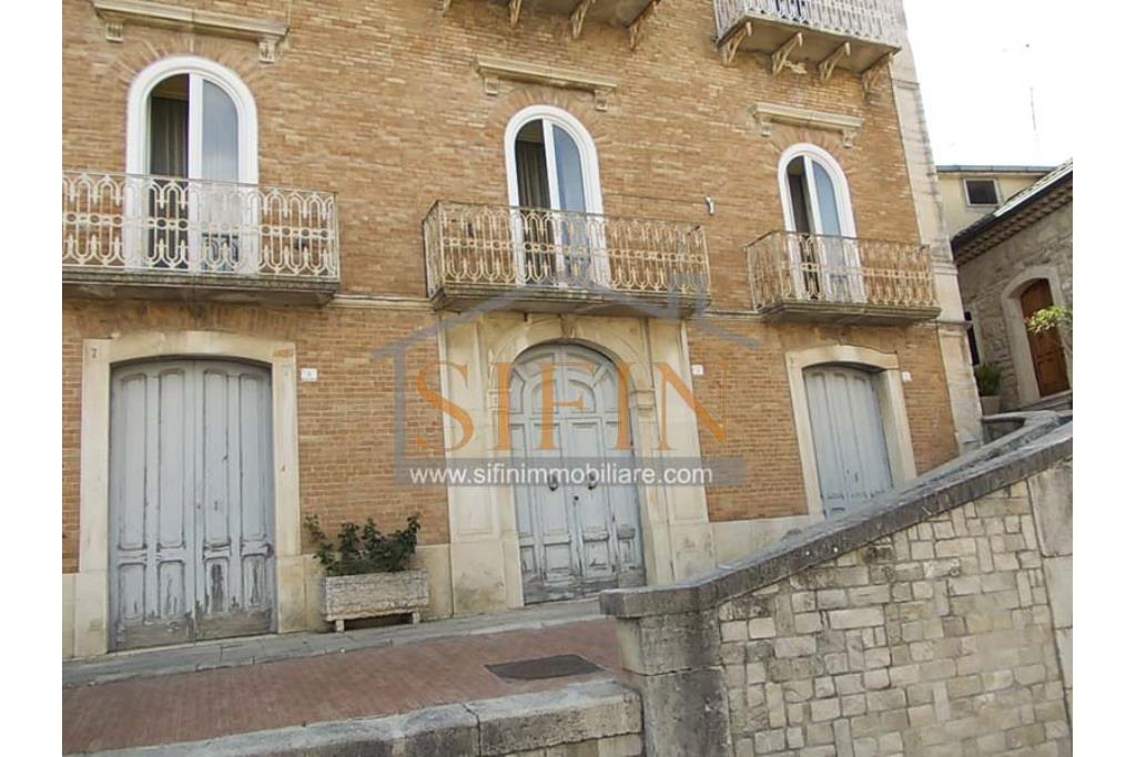 Appartamento storico - appartamento in vendita a Savignano Irpino sulla centralissima Piazza Umberto I