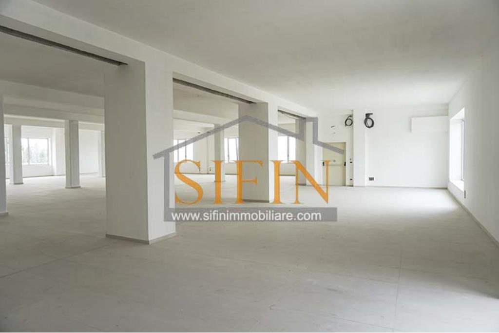 Locale affitto centro commerciale - proponiamo in locazione locali idonei sia per attivit commerciali e/o show-room con disponibilit di varie metrature che vanno da un minimo di mq. 200,00 ad un massimo di mq. 550,00 piano S1.