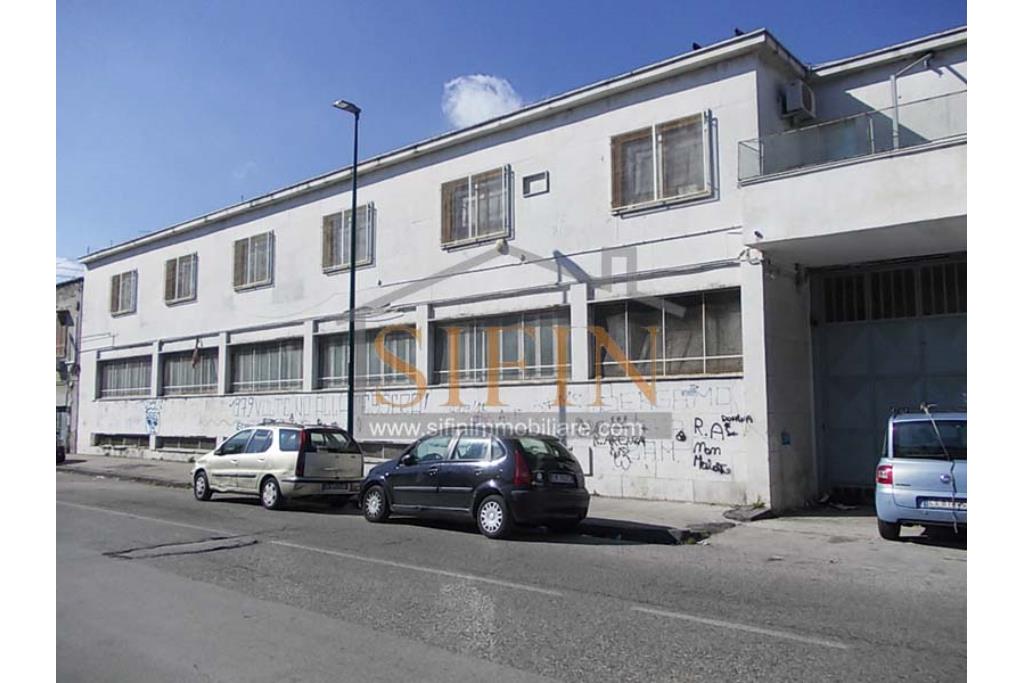 Capannone con uffici e piazzale - Napoli, adiacente Aeroporto di Capodichino, via Filippo Maria Briganti, proponiamo in locazione capannone di mq. 3.000,00 