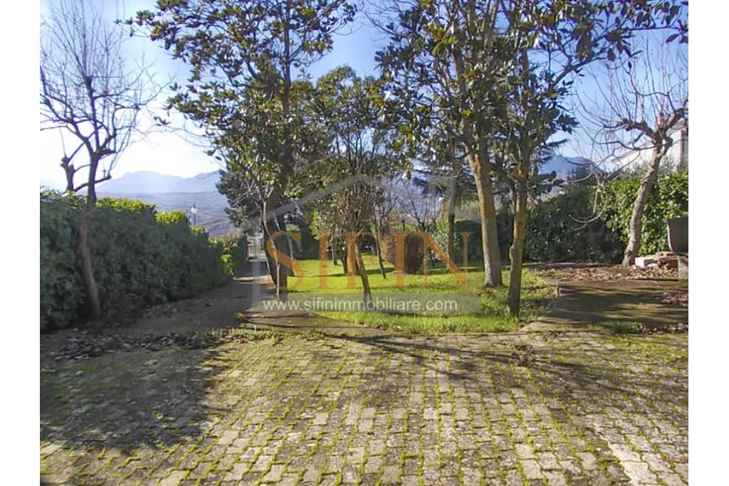 Casa con Giardino - FRIGENTO (AV) localit pagliara, casa indipendente in vendita di complessivi mq. 500,00 ca. con annesso giardino