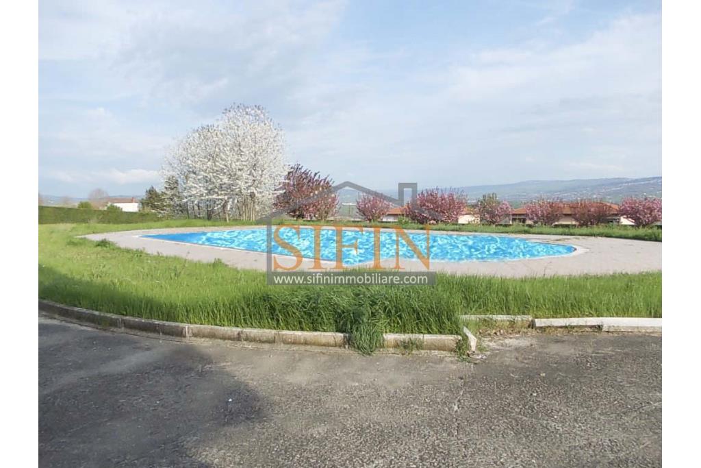 Villa con Piscina - Melito Irpino, nella immediata periferia, proponiamo in vendita villa  con piscina di complessivi mq. 450,00 ca. oltre a mq. 10.500,00 di giardino