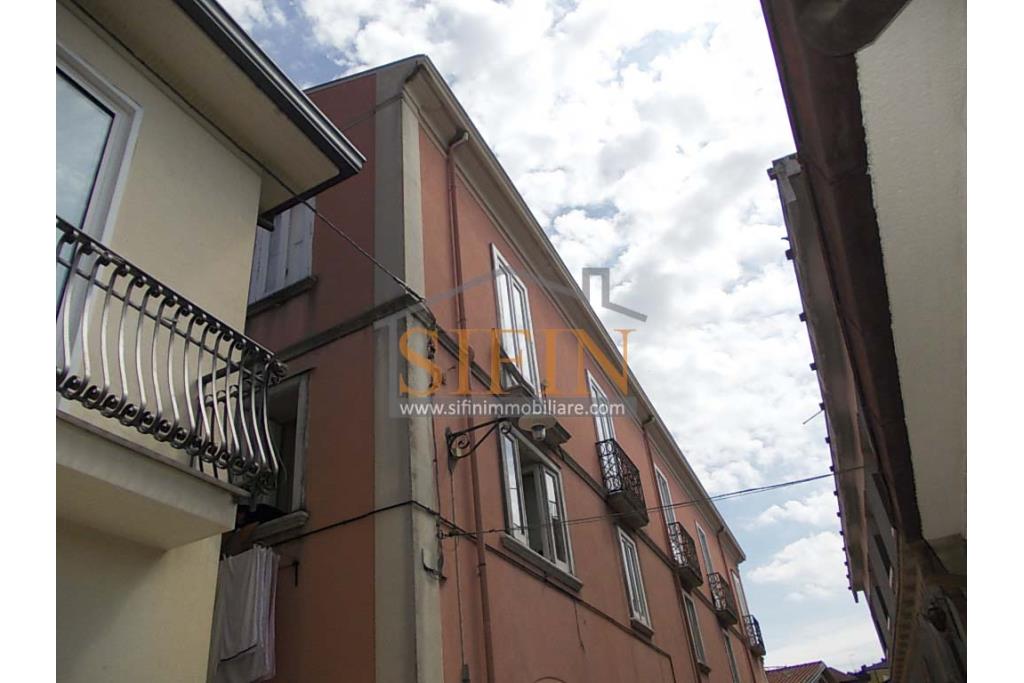 Appartamento con cantina - Fontanarosa (AV) nel pieno centro storico, via Bianchi, proponiamo in vendita appartamento di mq. 120,00 ca. in piccola palazzina composta da soli due appartamenti