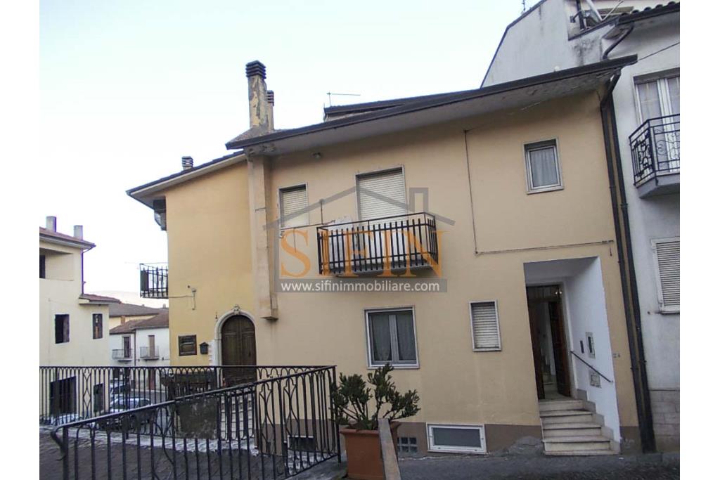 Appartamento indipendente - San Sossio Baronia (AV) via Aniello Coppola, (adiacente piazza Tre Cannelle) proponiamo in vendita appartamento di complessivi mq. 85,00, con ingresso indipendente