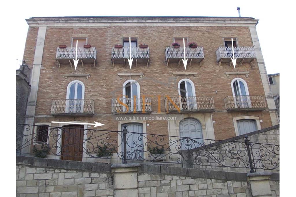 Appartamento storico - appartamento in vendita a Savignano Irpino sulla centralissima Piazza Umberto I
