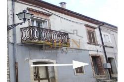 Casa indipendente - Montaguto, C.so Umberto I, proponiamo in vendita appartamento d'epoca di mq. 50,00 ca. con ingresso indipendente ed ubicato al piano primo.
