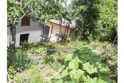 Casa con giardino - Carife, via Del Battista, proponiamo in vendita casa singola di mq. 100,00 da ristrutturare con piccolo giardino privato