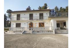 Villa con Piscina - Melito Irpino, nella immediata periferia, proponiamo in vendita villa  con piscina di complessivi mq. 450,00 ca. oltre a mq. 10.500,00 di giardino