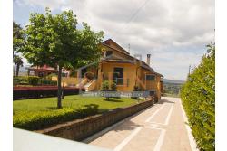 Villa con Giardino - Villa di mq. 400,00 ca. oltre a mq. 56,00 di garage e dependance autonoma di mq. 80,00 il tutto circondato da mq. 1.500,00 di giardino 