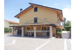 Villa con Giardino - Villa di mq. 400,00 ca. oltre a mq. 56,00 di garage e dependance autonoma di mq. 80,00 il tutto circondato da mq. 1.500,00 di giardino 