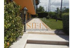 Villa con Giardino - Villa di mq. 400,00 ca. oltre a mq. 56,00 di garage e dependance autonoma di mq. 80,00 il tutto circondato da mq. 1.500,00 di giardino 