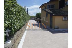 Villa con Giardino - Villa di mq. 400,00 ca. oltre a mq. 56,00 di garage e dependance autonoma di mq. 80,00 il tutto circondato da mq. 1.500,00 di giardino 