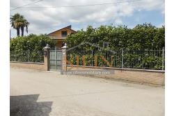 Villa con Giardino - Villa di mq. 400,00 ca. oltre a mq. 56,00 di garage e dependance autonoma di mq. 80,00 il tutto circondato da mq. 1.500,00 di giardino 