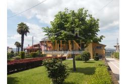 Villa con Giardino - Villa di mq. 400,00 ca. oltre a mq. 56,00 di garage e dependance autonoma di mq. 80,00 il tutto circondato da mq. 1.500,00 di giardino 