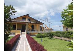 Villa con Giardino - Villa di mq. 400,00 ca. oltre a mq. 56,00 di garage e dependance autonoma di mq. 80,00 il tutto circondato da mq. 1.500,00 di giardino 
