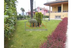 Villa con Giardino - Villa di mq. 400,00 ca. oltre a mq. 56,00 di garage e dependance autonoma di mq. 80,00 il tutto circondato da mq. 1.500,00 di giardino 