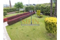 Villa con Giardino - Villa di mq. 400,00 ca. oltre a mq. 56,00 di garage e dependance autonoma di mq. 80,00 il tutto circondato da mq. 1.500,00 di giardino 