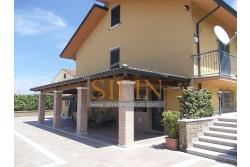 Villa con Giardino - Villa di mq. 400,00 ca. oltre a mq. 56,00 di garage e dependance autonoma di mq. 80,00 il tutto circondato da mq. 1.500,00 di giardino 