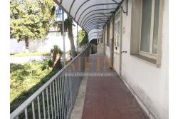Capannone con uffici e piazzale - Napoli, adiacente Aeroporto di Capodichino, via Filippo Maria Briganti, proponiamo in locazione capannone di mq. 3.000,00 