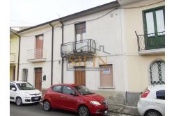 Casa Singola - Casa singola in vendita a Paternopoli (AV) in via Modestino composta da 4 vani e bagno