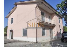 Casa con giardino e dependance - casa singola di complessivi mq. 250,00 ca. di cui mq. 50,00 destinati a garage il tutto circondato da mq. 2.000,00 di giardino su cui insiste un deposito di mq. 100,00 ca. ideale per la realizzazione di altra villetta indipendente
