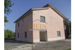 Casa con giardino e dependance - casa singola di complessivi mq. 250,00 ca. di cui mq. 50,00 destinati a garage il tutto circondato da mq. 2.000,00 di giardino su cui insiste un deposito di mq. 100,00 ca. ideale per la realizzazione di altra villetta indipendente